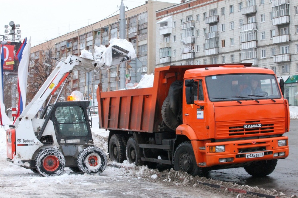 Уборка территории от снега на Гайдара 5